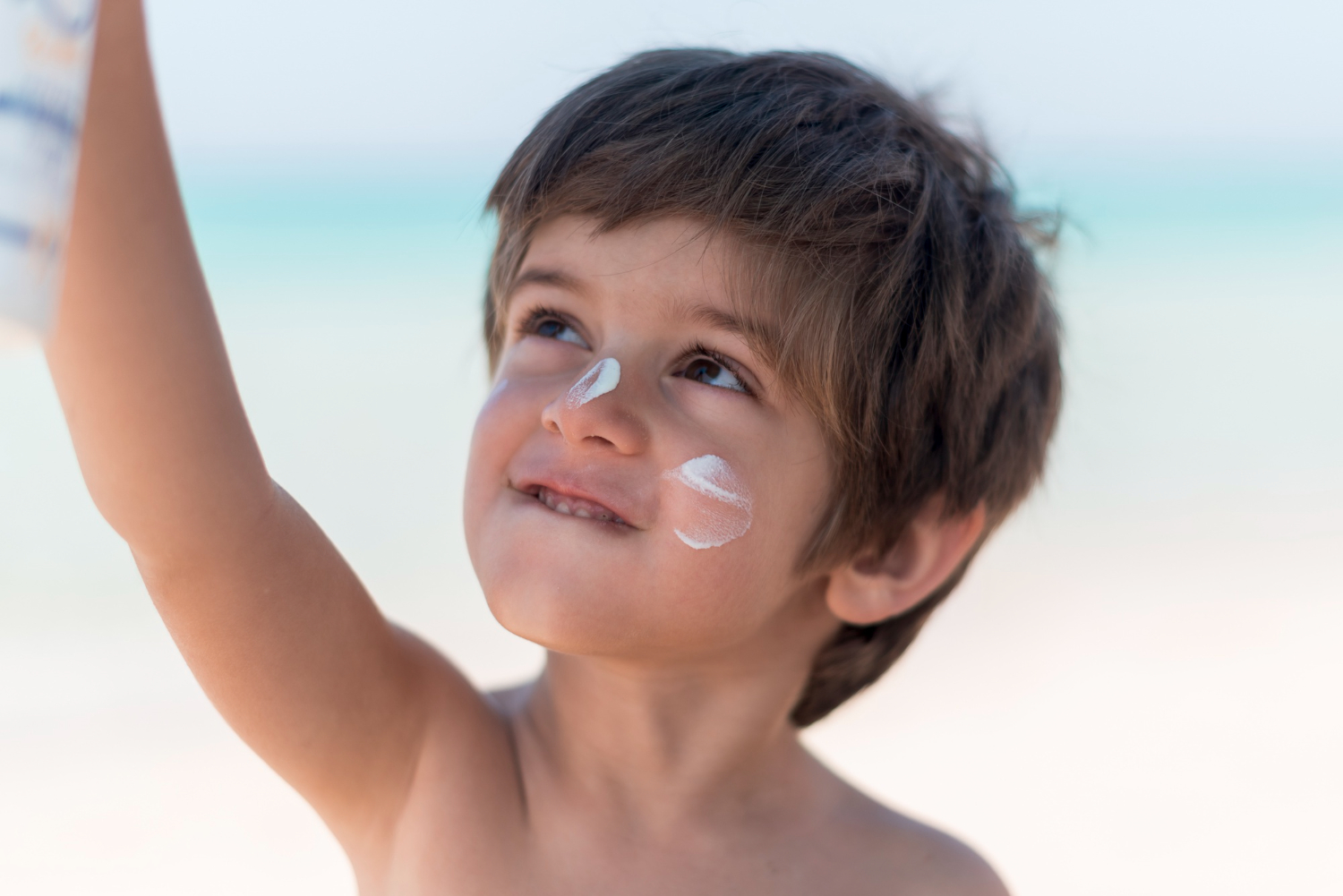 Protector solar para niños: cómo elegir el más seguro y eficaz
